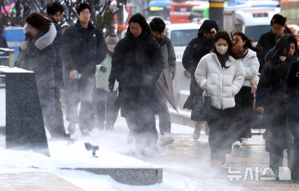 전국 곳곳에 대설과 한파 특보가 내려진 7일 오전 서울 중구 한국프레스센터 앞으로 출근길 시민들이 발걸음을 옮기고 있다.