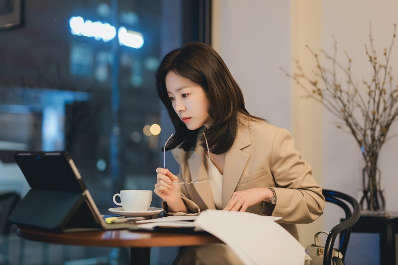 ‘나완비’ 한지민, 프로페셔널한 CEO로 완벽 동화…찰떡 소화력으로 증명한 무한 연기 스펙트럼