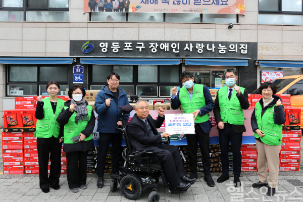 한림대강남성심병원 나눔봉사단장 민양기 교수(오른쪽 세 번째)를 포함한 교직원이 영등포구장애인사랑나눔의집에 기부 물품을 전달하고 있다. (한림대강남성심병원 제공)