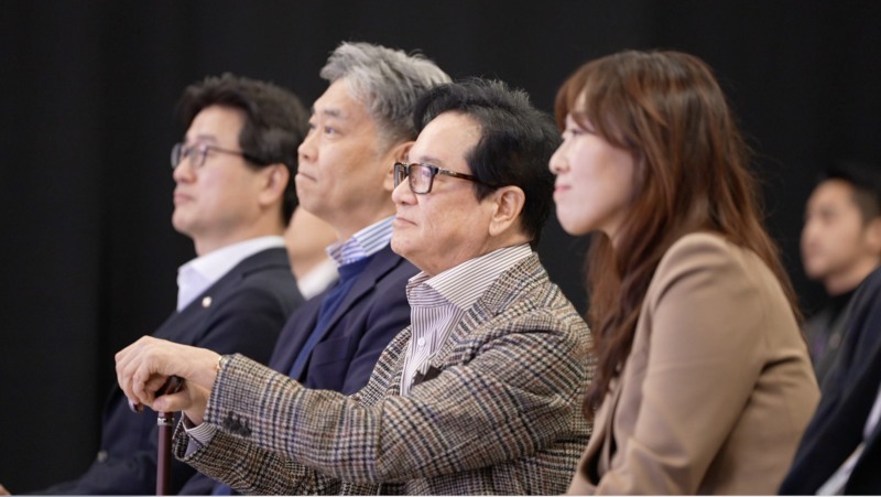 CJ그룹 이재현 회장(가운데)이 지난 7일 서울 서초구 CJ온스타일 본사 MLC 방송 스튜디오에서 임직원들과 함께 영상을 시청하고 있다. 왼쪽부터 CJ주식회사 이종화 포트폴리오전략2실장, 김홍기 대표, 이재현 회장, CJ ENM 커머스부문 이선영 대표./CJ그룹 제공