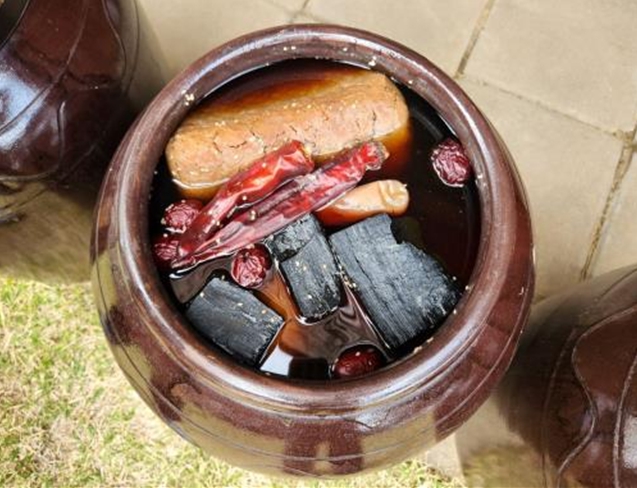 전통 장 담기