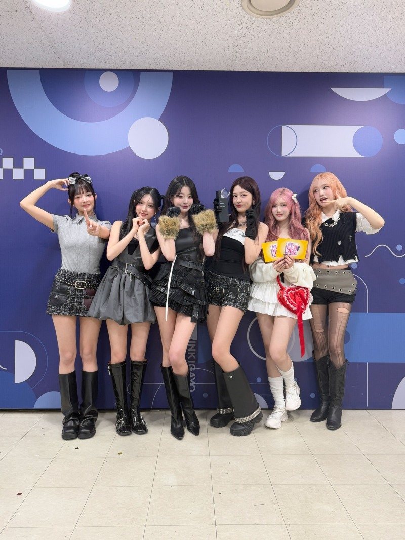 아이브, ‘애티튜드’·‘레블 하트’ 쌍끌이 흥행 시동…‘아이브 신드롬’ 본격화