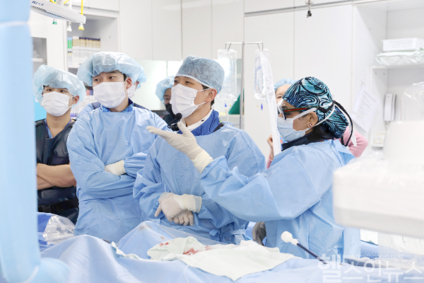 Aveir 심박동기 삽입술을 시행중인 모습 (계명대 동산병원 제공)