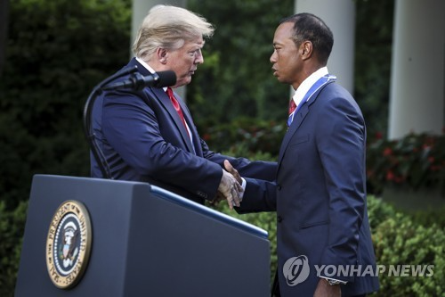 2019년 우즈에게 자유 메달을 수여하는 트럼프 대통령.