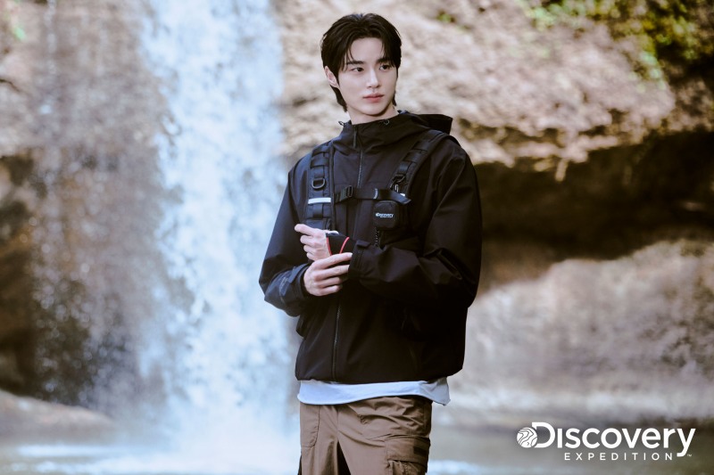 '디스커버리 익스페디션'이 배우 변우석과 함께 태국에서 진행한 '베르텍스 바람막이 재킷' 화보를 공개했다. (디스커버리 익스페디션 제공)