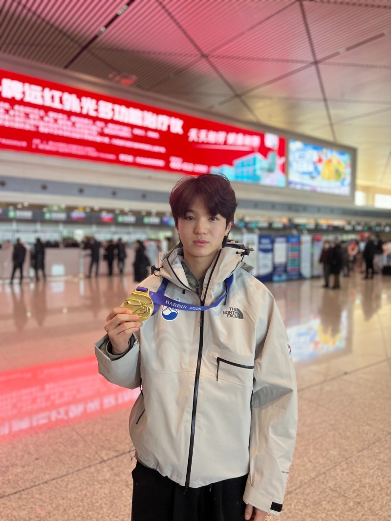 영원아웃도어(대표 성기학)의 노스페이스 애슬리트팀 소속 이승훈 선수가 한국 프리스타일 스키 선수 최초로 아시안게임에서 금메달을 획득하고 기념촬영을 하고 있다. 노스페이스 애슬리트팀 소속 이승훈 선수는 지난 8일 중국 야부리 스키리조트에서 열린 2025 하얼빈 동계 아시안게임 남자 프리스타일 스키 하프파이프 결선에서 97.5점을 따내 우승을 차지했다.