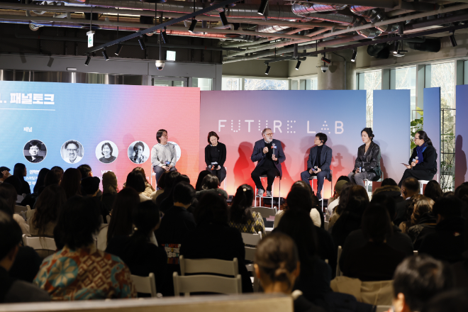 지난 2월 8일 스마일게이트 캠퍼스에서 열린 ‘교육의 배신, 미래는 지금 여기 있어요’ 컨퍼런스에서 연사들이 패널토크를 하고 있는 모습. (왼쪽부터) 남기륭 작가, 이화진 작가, 퓨처랩 미첼 레스닉 부이사장, 퓨처랩 권혁빈 이사장, 한석경 작가, 퓨처랩 송길영 이사. ⓒ스마일게이트 퓨처랩
