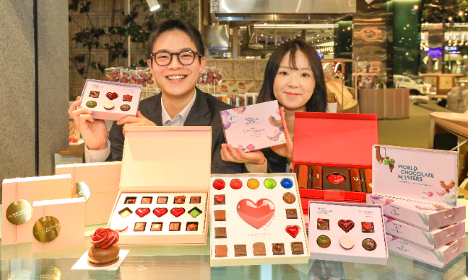 10일 오전, 서울시 영등포구 더현대 서울 지하 1층에 위치한 월드 초콜릿 마스터스 셰프 연합전 팝업스토어에서 직원들이 디저트 제품을 소개하고 있는 모습.ⓒ현대백화점