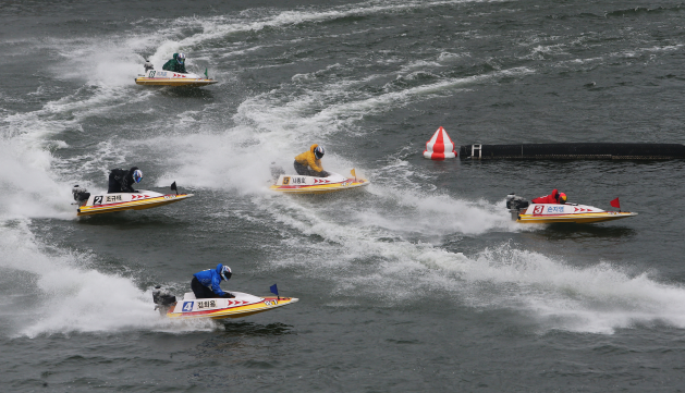 미사경정장에서 선수들이 턴마크를 돌며 경합을 벌이고 있다.