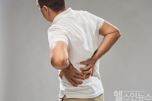 만성콩팥병은 증상이 없을 수 있어 조기 진단이 중요하다. 특히 고혈압과 당뇨병이 있다면 정기적인 신장 기능 검사를 통해 예방하는 것이 필요하다. (클립아트코리아)