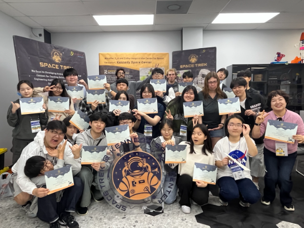 인천세계로배움학교 항공우주아카데미에 참여한 학생 20명이 미국 올랜드 NASA KSC(Kenndey Space Center)를 방문 기념 촬영을 하고 있다 (인천광역시교육청 제공)