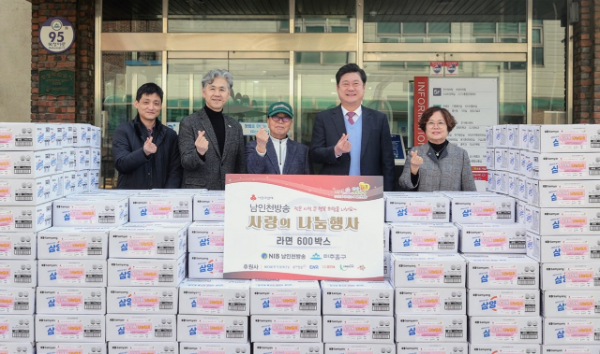 이영훈 구청장과 NIB남인천방송 박용선 전무가 기념촬영을 하고 있다. (인천미추홀구청 제공)