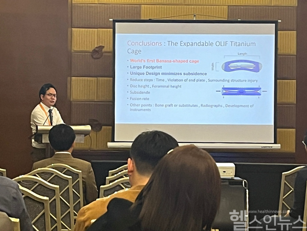 수티파스 태국 치앙마이 대학병원 교수가 높이확장형 케이지 '엑셀픽스-XTP' 제품에 대해 소개하고 있는 모습 (엘앤케이바이오메드 제공)