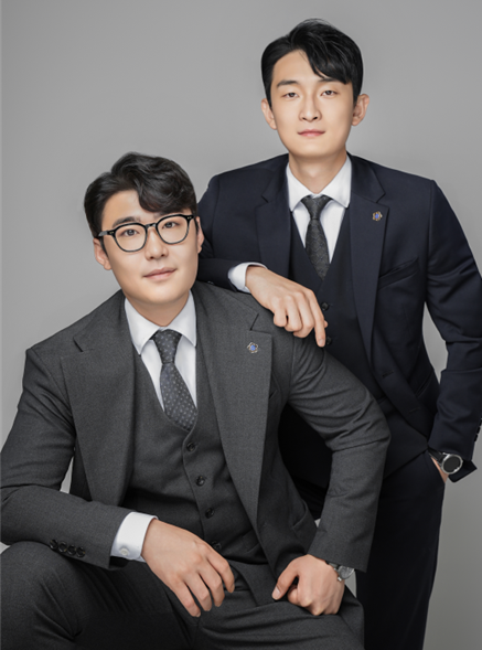 사진 : (좌)염현수 대표 행정사, 신정택 공동대표행정사(우)