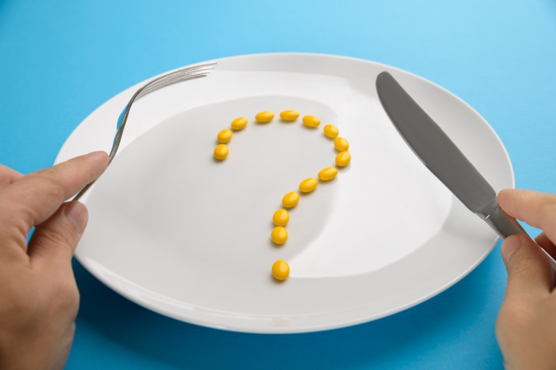 아무리 건강하게 챙겨 먹어도 늦은 시간 섭취는 속을 불편하게 할 수 있다. 극심한 허기를 달랠 정도로만 먹자. (클립아트코리아)