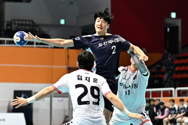신한 SOL페이 24 24 핸드볼 H리그에서 두산 정의경이 하남시청과의 경기에서 공격하고 있다. / 사진제공=한국핸드볼연맹