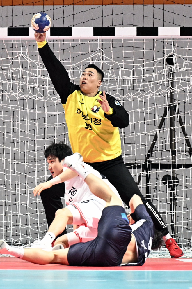 신한 SOL페이 24 24 핸드볼 H리그에서 하남시청 박재용 골키퍼가 두산과의 경기에서 선방하고 있다. / 사진제공=한국핸드볼연맹