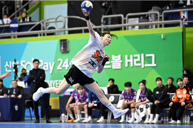 신한 SOL페이 24 24 핸드볼 H리그에서 SK슈가글라이더즈 강경민이 슛을 하고 있다. / 사진제공=한국핸드볼연맹