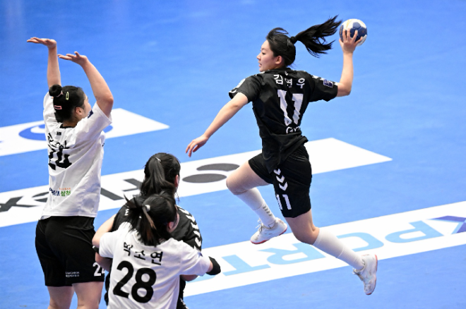 신한 SOL페이 24 24 핸드볼 H리그에서 경남개발공사 김연우가 슛을 하고 있다. / 사진제공=한국핸드볼연맹