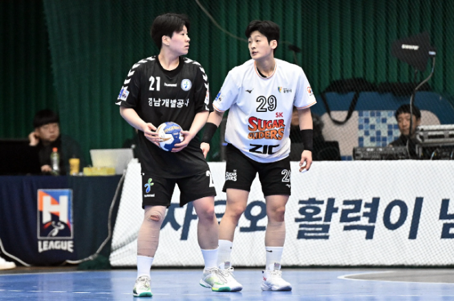 신한 SOL페이 24 24 핸드볼 H리그에서 경기하고 있는 언니 유소정(SK슈글즈)과 동생 유혜정(경남개발공사) 자매. / 사진제공=한국핸드볼연맹