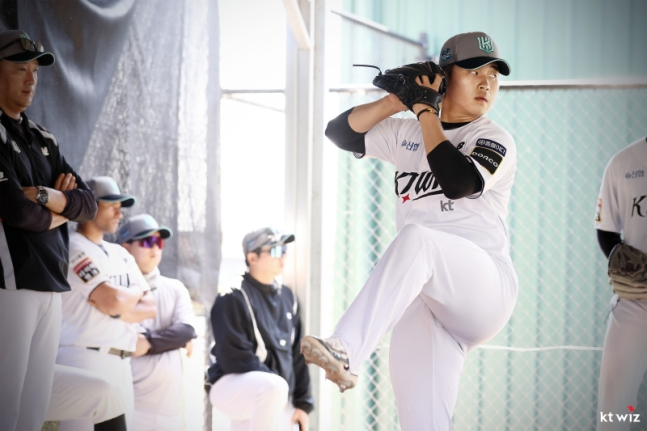 불펜 피칭 중인 박영현. KT 제공