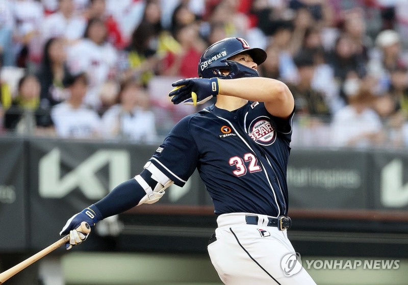 홈런 치는 김재환