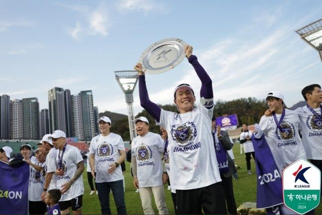 2024년 K리그2 우승 트로피를 들고 기뻐하는 FC안양 선수들