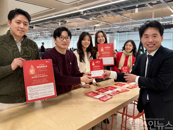 JW중외제약은 오는 13일 ‘세계 빈혈 인식의 날’을 맞아 빈혈 치료 중요성에 대한 인식을 높이기 위해 캠페인을 실시했다. JW중외제약 직원들이 경기도 과천시 소재 JW사옥에서 초콜릿과 빈혈 치료 중요성을 알리는 홍보물을 전달하고 있다. (JW중외제약 제공)
