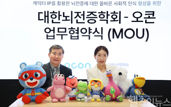 (왼쪽부터) 서대원 대한뇌전증학회 이사장, 우지희 오콘 대표 (오콘 제공)