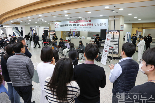 서울예대 동아리 예음회가 고대안산병원 로비에서 공연을 펼치고 있다. (고대안산병원 제공)