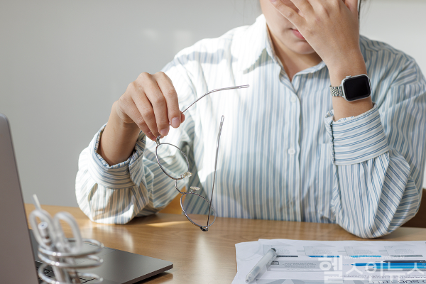 장시간 화면을 사용하면 디지털 눈 피로가 발생할 수 있다. 눈 건강을 유지하고 피로를 줄이는 습관들로 일상생활 중 관리해야 한다. (클립아트코리아)