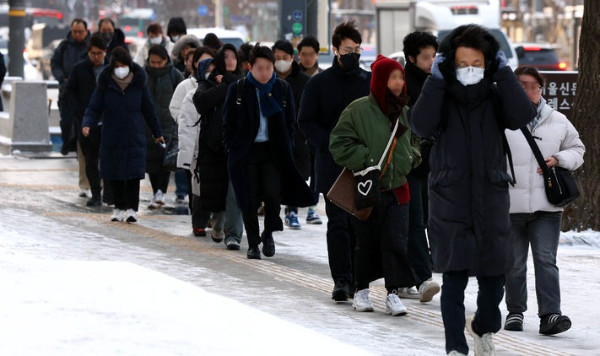 지난 7일 오전 서울 중구 한국프레스센터 앞으로 출근길 시민들이 발걸음을 옮기고 있다.