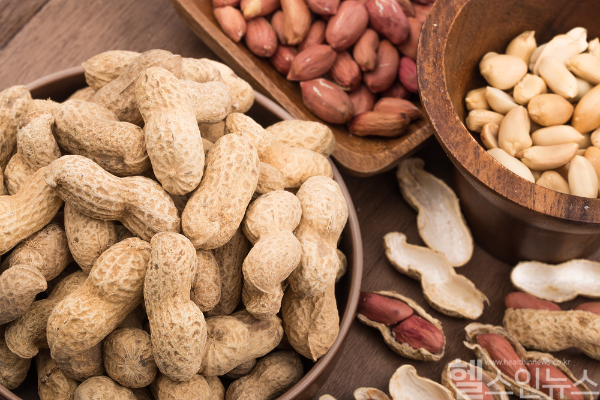 정월대보름은 우리 민족의 전통 명절로 부럼을 깨며 한 해 건강과 행운을 기원한다. 그러나 아이들의 경우 치아 외상을 초래할 수 있어 보호자의 각별한 주의가 요구된다. (클립아트코리아)