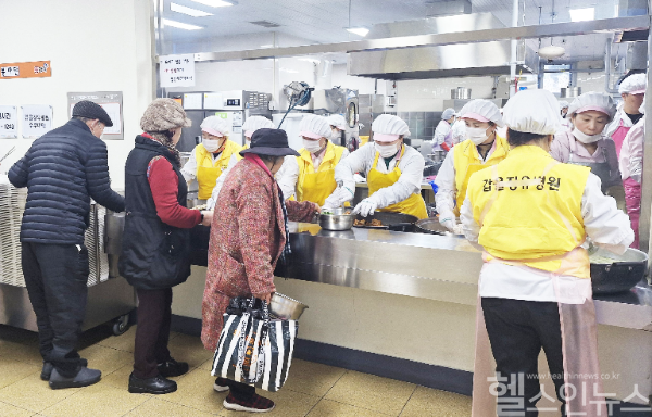 지난 11일 김해시 서부노인종합복지관에서 갑을장유병원 주부대학 회원들이 급식 봉사를 진행했다. (갑을장유병원 제공)