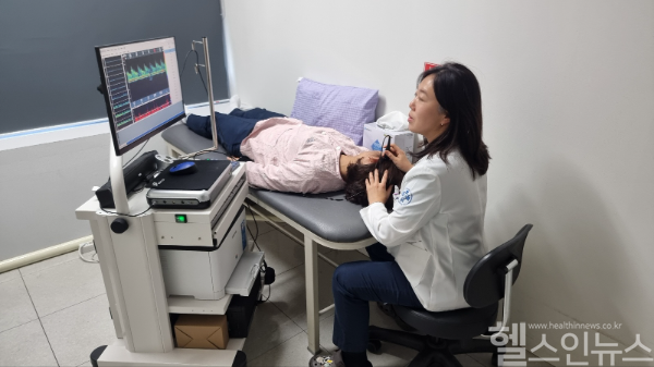 배효진 부산 온종합병원 뇌혈관센터 과장의 진료 모습 (온종합병원 제공)