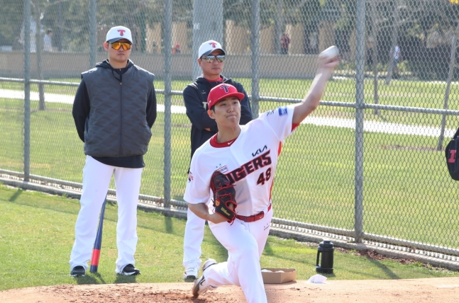 어바인 캠프에서 불펜 투구 중인 KIA 이의리