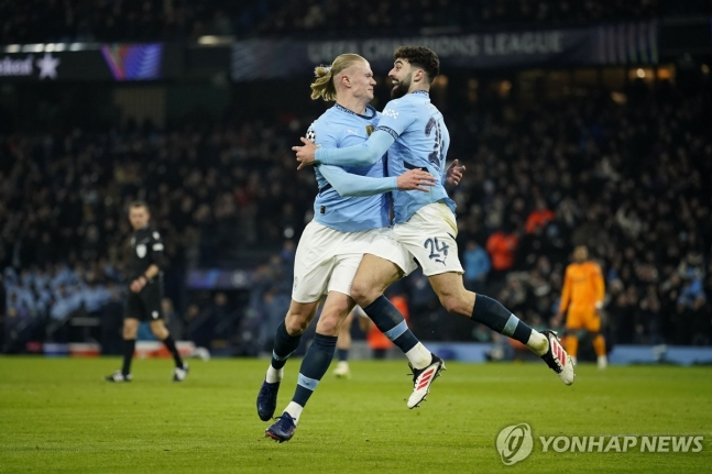 선제골을 넣고서 기쁨을 나누는 맨시티 홀란(왼쪽)