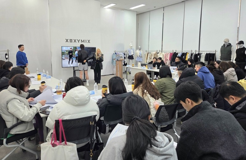 젝시믹스(XEXYMIX)가 '25 FW 글로벌 수주회'를 개최했다. (젝시믹스 제공)