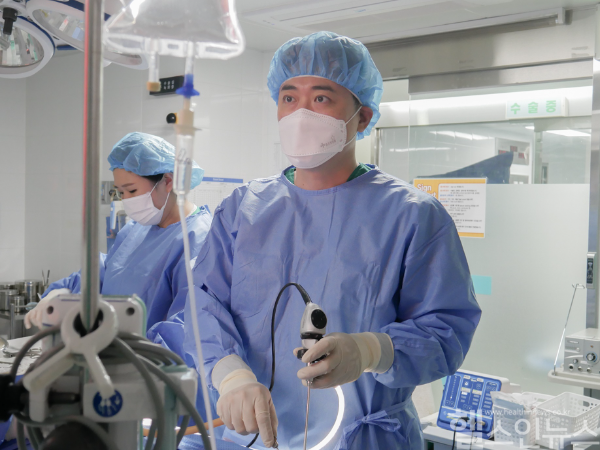 좋은문화병원 최병권 이비인후과 과장이 비중격만곡증 수술하는 장면 (좋은문화병원 제공)