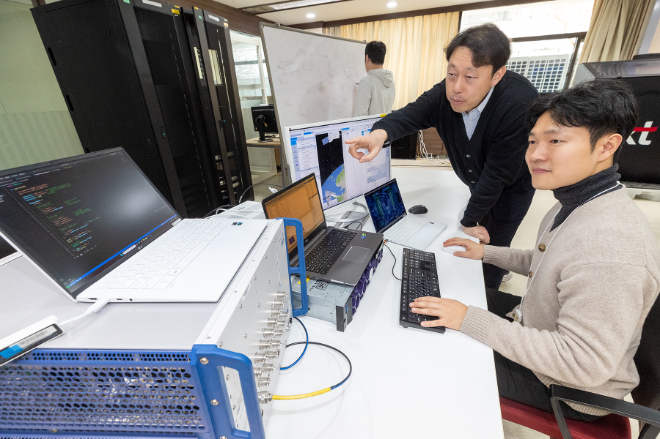 KT는 전파지연이 긴 위성통신 환경의 단점을 극복한 5G NTN(비지상망) 통신 기술 시연에 성공했다고 12일 밝혔다.사진은 5G NTN 통신 기술 관련 시연 모습. (사진 = KT 제공)