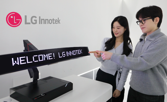 LG이노텍은 오는 19일 오후 ‘차량 광원 혁신기술’ 세미나 세션에 참가해, 차량용 플랙서블 입체조명 모듈 ‘넥슬라이드’에 적용된 회사의 혁신 기술을 소개할 예정이라고 12일 밝혔다. 사진은 LG이노텍 직원들이 ‘넥슬라이드 비전’을 선보이고 있다. ‘넥슬라이드 비전’은 다양한 텍스트와 애니메이션 효과를 구현하는 픽셀 라이팅(Pixel Lighting) 기술과 스마트 필름 기술을 결합한 부품이다. (사진 = LG이노텍 제공)
