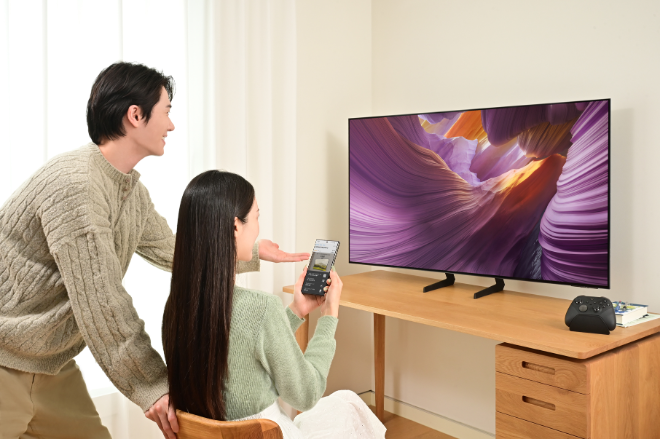 삼성전자는 AI 기능을 대폭 강화한 55형 OLED TV 신제품을 12일 국내 출시해 국내 OLED TV 시장 공략을 강화한다고 밝혔다. 사진은 삼성전자 모델이 최신 AI 기술을 탑재한 2025년형 삼성 OLED TV를 소개하고 있는 모습. (사진 = 삼성전자 제공)