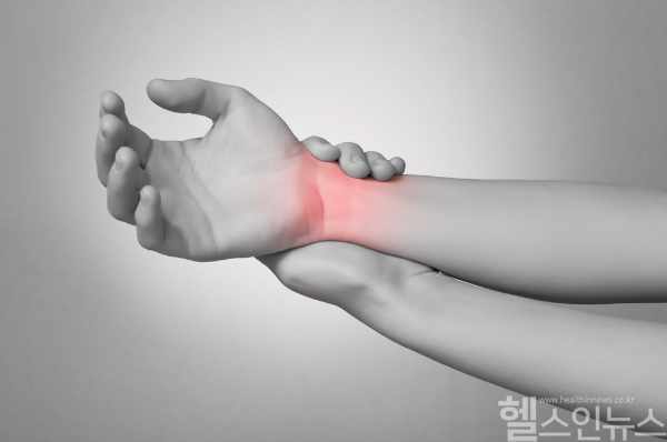 손목결절종이 손목 사용량이 많은 현대인들이 주의해야 할 대표적 질환이다. 통증이 심해지거나 저림 등 기타 이상 증상이 있다면 적극적인 치료가 필요하다. (클립아트코리아)