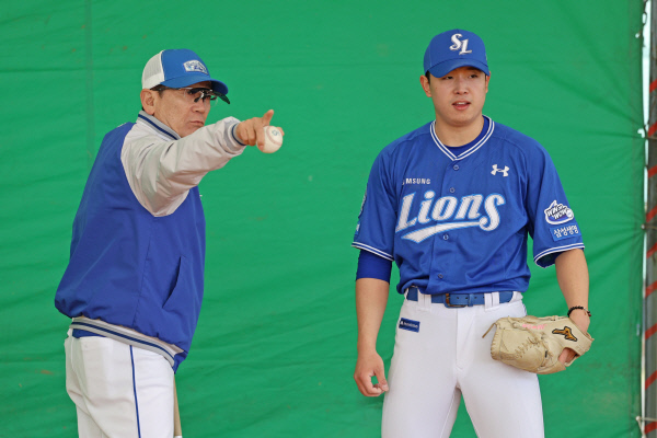 삼성의 일본 오키나와 전지훈련에서 최일언 2군 감독(왼쪽)이 예비역 투수 양창섭을 지도하고 있다. 제공=삼성 라이온즈