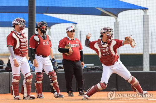 키움 히어로즈 포수 김건희(오른쪽)