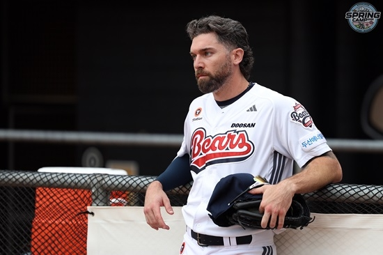 두산 베어스의 새 외국인 타자 제이크 케이브가 첫 청백전 첫 타석에서 홈런을 쏘아 올렸다.