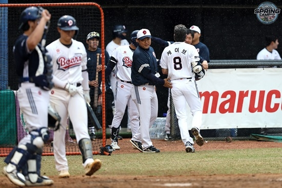 두산 베어스의 새 외국인 타자 제이크 케이브가 첫 청백전 첫 타석에서 홈런을 쏘아 올렸다.