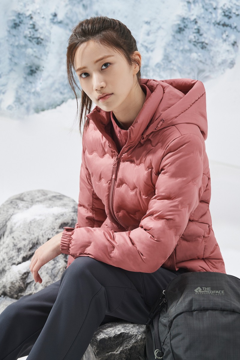 레드페이스가 간절기 착용에 적합한 여성용 후디 다운 자켓을 출시했다. (레드페이스 제공)