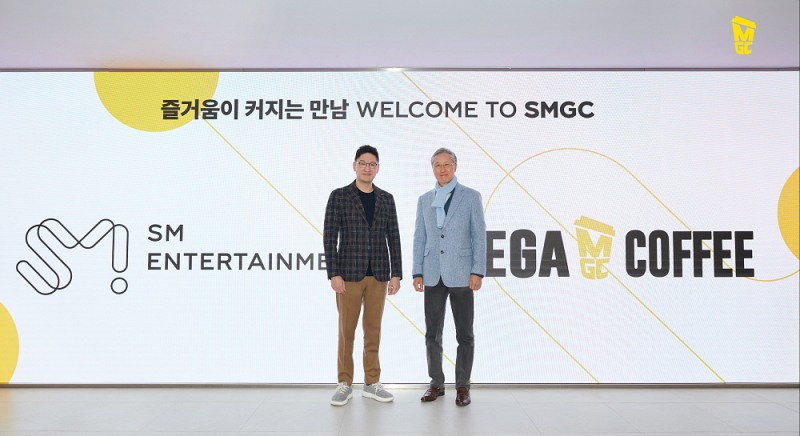 (▲12일 서울 성수동 SM엔터테인먼트 본사에서 진행된 'SMGC 프로젝트를 위한 업무협약식'에서 김대영 (주)앤하우스-메가MGC커피 회장(사진 오른쪽)과 탁영준 SM엔터테인먼트 공동대표(왼쪽)가 행사 후 기념촬영을 하고 있다/ 사진=메가MGC커피 제공)