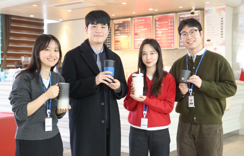 일회용 플라스틱 컵 제로존_사내 카페에서 텀블러를 사용하는 직원들